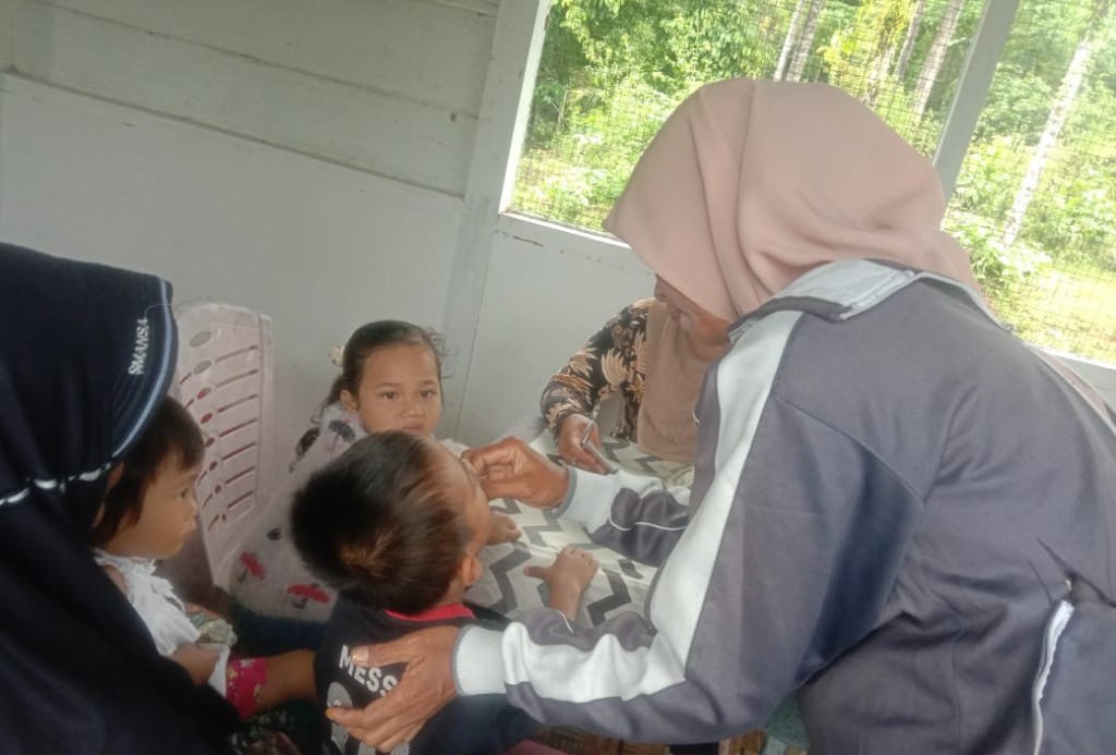 Kegiatan Pemabagian Vitamin Pada Anak Balita Oleh Posyandu Desa Lataling